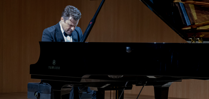 Pianista José Luis Nieto cativa público durante comemoração do 10º aniversário da UNEATLANTICO