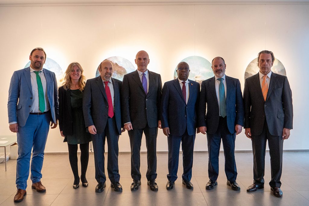 Autoridades da UNEATLANTICO, FUNIBER e empresários representantes da SODERCAN junto com o Embaixador Alfredo Dombe na sala de exposições da universidade.