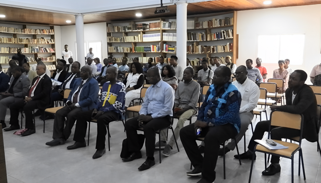 Imagem do público presente na apresentação realizada no Centro Internacional de Pós-Graduação da Guiné Equatorial “Veronica Eyang”.