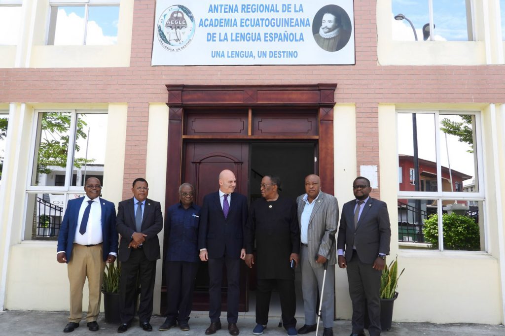 O Diretor de Relações Institucionais da FUNIBER, Dr. F. Álvaro Durántez, juntamente com as principais autoridades da Academia Equatoguineense de Língua Espanhola (AEGLE) na antena regional da instituição na cidade de Bata.