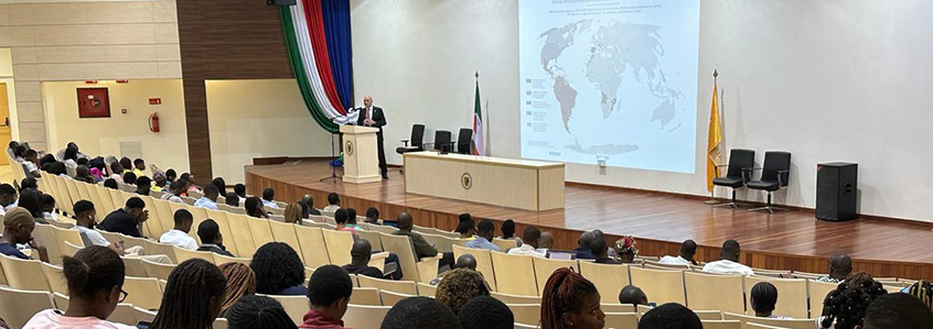 Vista do auditório da Universidade Afro-Americana da África Central (AAUCA) durante a palestra do Dr. F. Álvaro Durántez Prados.