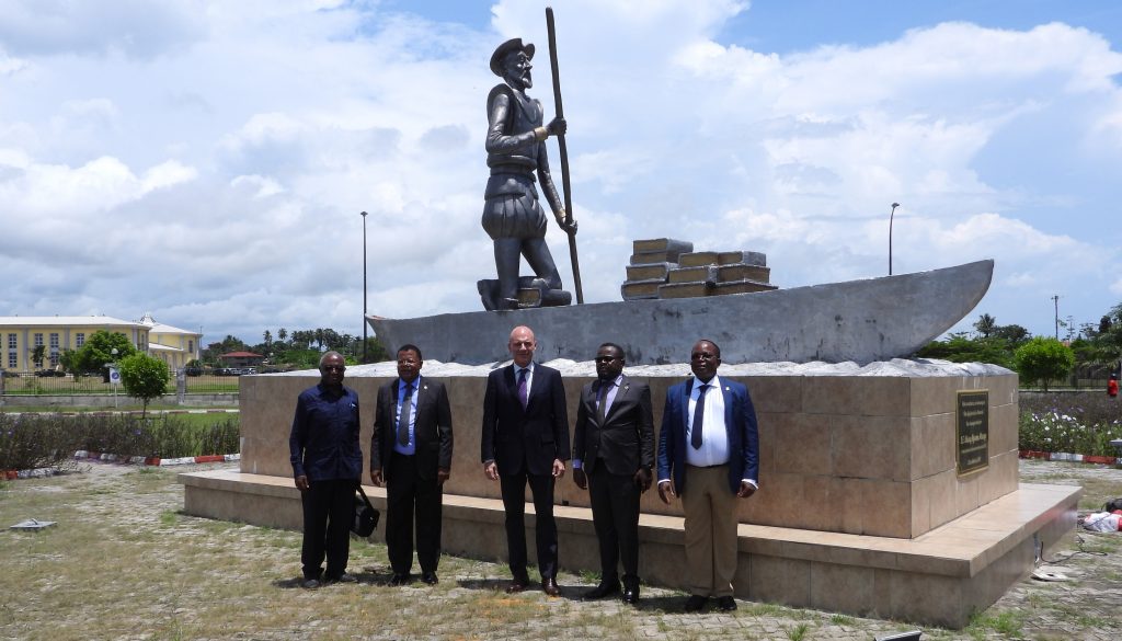 Dr. Durántez e autoridades da Academia Equatoguineana de Língua Espanhola ao lado da estátua de “Don Quixote Bantu” erguida na cidade de Bata.