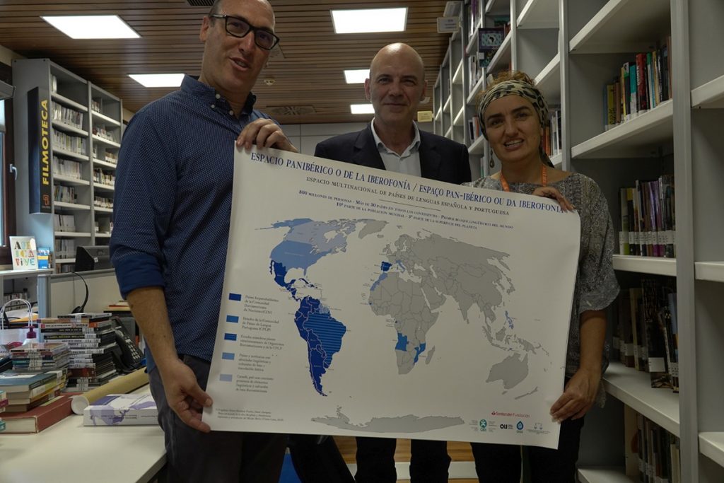Dr. Durántez apresenta a obra Iberofonia e pan-iberianismo e um mapa para a biblioteca da Casa África.