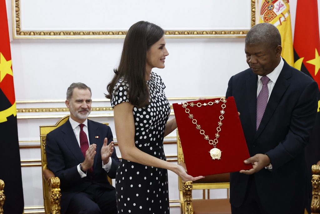 A Rainha Letizia e o Presidente da República de Angola, João Lourenço, com a condecoração do colar da Ordem de Agostinho Neto. © Casa de S. M. o Rei