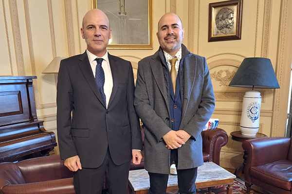 À esquerda da foto, o Dr. F. Álvaro Durántez Prados, acompanhado por Pablo González Velasco, coordenador-geral do jornal El Trapezio. 