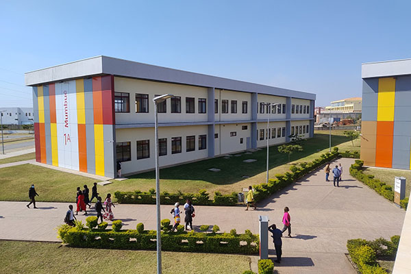 Fotografia panorâmica do campus universitário localizado em Angola.