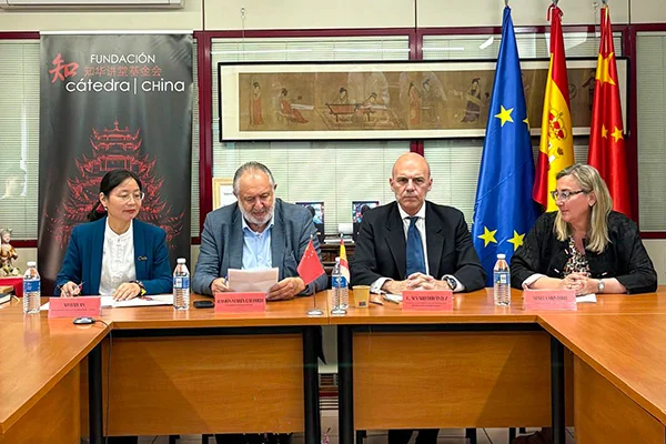 Da esquerda à direita: Haiyan Xu, diretora do Instituto Confúcio da Universidade de Castela-La Mancha; Ramón María Calduch, vice-presidente da Fundação Cátedra China e presidente da Fundação Europeia de Medicina Tradicional, Complementar e Integrativa (FEMTCI); Dr. F. Álvaro Durántez Prados, diretor de Relações Institucionais e da Cátedra FUNIBER de Estudos Ibero-americanos e da Iberofonia; e Marta Montoro, presidente executiva da Fundação Cátedra China.