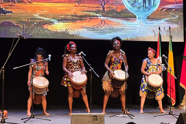 Estas são algumas das atividades culturais, musicais e artísticas realizadas durante a celebração. Grupo musical de Angola.