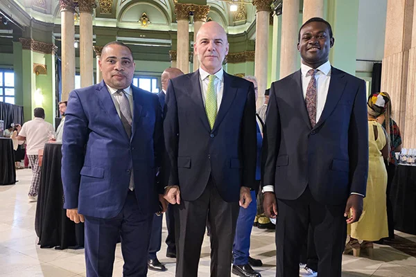 Da esquerda à direita: Domingo Edu Andeme, encarregado de Negócios da Guiné Equatorial; F. Álvaro Durántez, diretor de Relações Institucionais da FUNIBER.