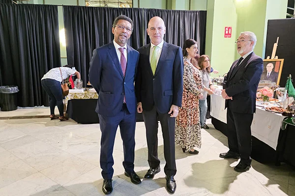 Da esquerda à direita: Eduardo Jorge Lima Barros Silva, embaixador de Cabo Verde, e F. Álvaro Durántez, diretor de Relações Institucionais da FUNIBER.