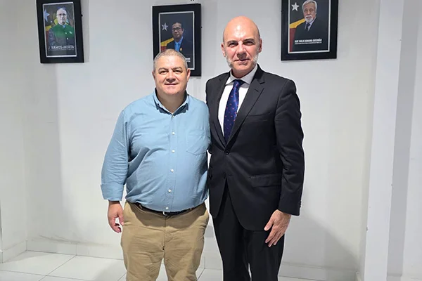 Na foto, à esquerda, o Dr. Filipe Silva, assessor do Ministério do Ensino Superior, Ciência e Cultura de Timor-Leste; ao lado, o Dr. F. Álvaro Durántez, diretor de Relações Institucionais da FUNIBER e da Cátedra FUNIBER.