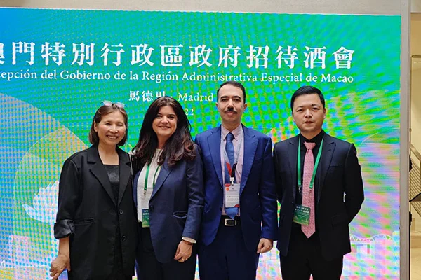 Da esquerda para a direita: Echo Chan, presidente da Câmara de Comércio Europeia de Macau; Mónica Gracia, diretora internacional de Admissões da FUNIBER; Jorge Valente, presidente da Associação Sino-Lusófona da Indústria e Promoção do Intercâmbio Cultural; e Dong Chen, representante da FUNIBER na China.