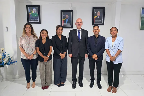Com o gabinete do Ministério do Ensino Superior, Ciência e Cultura.