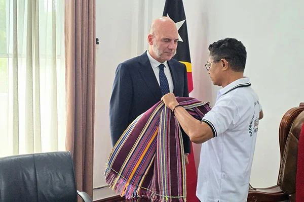 O Eng. Mariano Assanami Sabino colocando o tradicional tais timorense no Dr. F. Álvaro Durántez como símbolo de amizade e boa vontade.