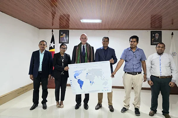 O Dr. F. Álvaro Durántez com as autoridades do Instituto Nacional de Ciências e Tecnologia.