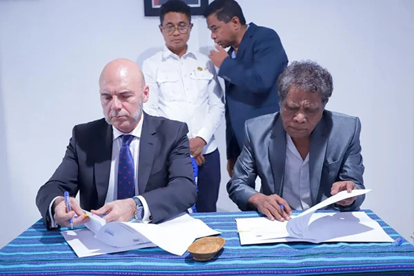 Assinatura do acordo com o Instituto Superior Cristal. À esquerda, o Dr. Álvaro Durántez com o reitor do Instituto, o Dr. Sebastião Pereira.