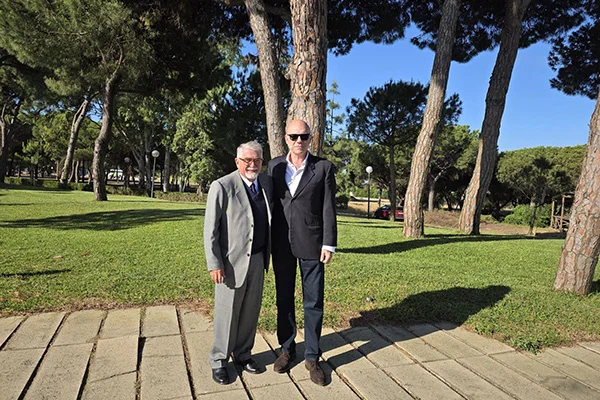 O Dr. Roberto Escalante Semerena, secretário-geral da União das Universidades da América Latina e do Caribe (UDUALC), juntamente com o Dr. F. Álvaro Durántez.
 