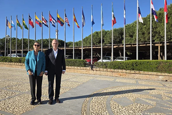 A Dra. Fabiola León-Velarde Sevetto, reitora da Universidade Peruana Cayetano Heredia, com o Dr. F. Álvaro Durántez. 