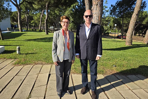 A Dra. Lauren Müller de Pacheco, reitora da Fundação Universidade Privada de Santa Cruz de la Sierra (UPSA), com o Dr. Álvaro Durántez.