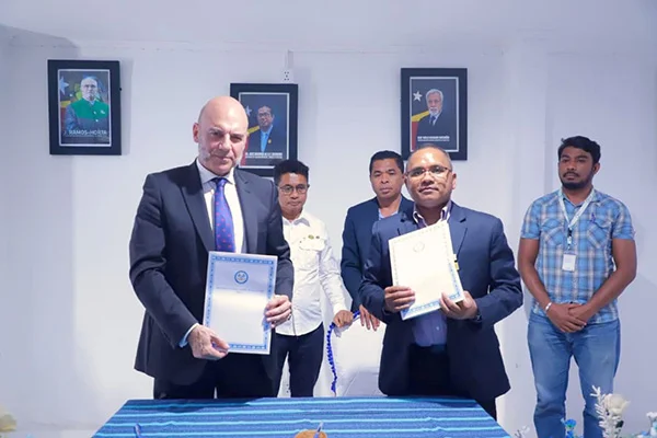 Assinatura de acordo com a Universidade Católica Timorense. À esquerda, o Dr. F. Álvaro Durántez com o reitor da universidade, o Rev. Pe. Dr. Joel Casimiro Pinto.