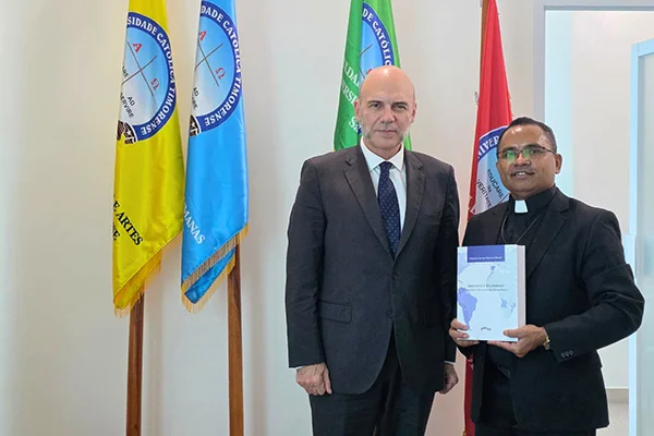 Da esquerda para a direita: o Dr. F. Álvaro Durántez com o reitor, o Rev. Pe. Dr. Joel Casimiro Pinto da Universidade Católica Timorense.