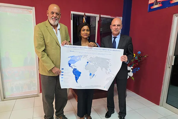 Com o vice-reitor, o Prof. M. Azancot de Menezes e a professora Fernanda Formoso da Silva, da Universidade de Díli (UNDIL), com o Dr. F. Álvaro Durántez.