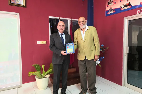 Com o vice-reitor, o Prof. M. Azancot de Menezes, da Universidade de Díli.