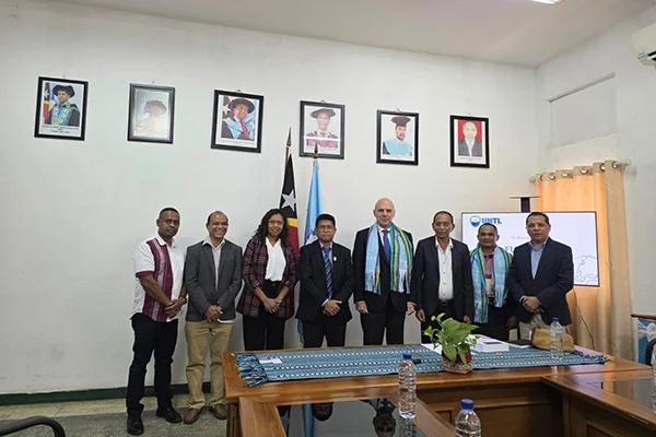 Gabinete de autoridades da Universidade Nacional Timor Lorosa’e com o Dr. F. Álvaro Durántez.