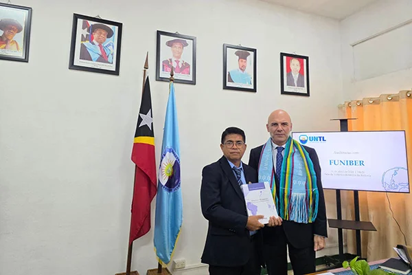 O reitor da Universidade Nacional Timor Lorosa’e, o professor Doutor Joviano António da Costa, com o Dr. F. Álvaro Durántez.