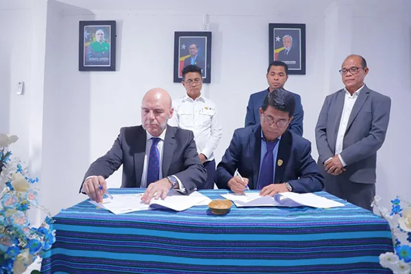 Assinatura do acordo com a Universidade Nacional Timor Lorosa’e (UNTL). À esquerda, o Dr. F. Álvaro Durántez com o reitor da Universidade, o professor Doutor Joviano António da Costa.