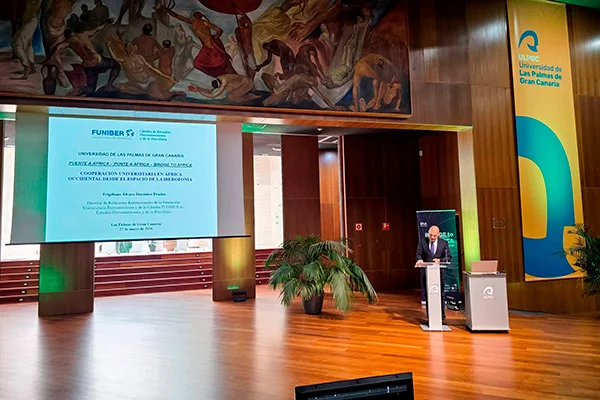 Dr. F. Álvaro Durántez apresentando sua palestra técnica intitulada "Cooperação Universitária na África Ocidental a partir do Espaço da Iberofonia".