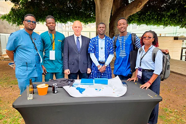 Dr. F. Álvaro Durántez, diretor de Relações Institucionais da FUNIBER e diretor da Cátedra de Estudos Ibero-americanos e da Iberofonia, com representantes da Fundación Esperanza (Fundação Esperança, Togo).
