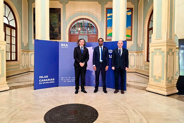 Da esquerda à direita: Jin Taira, vice-reitor de Relações Internacionais da ULPGC; Dr. Wooldy Edson Louidor, embaixador da República do Haiti na Espanha; e o Dr. F. Álvaro Durántez, diretor de Relações Institucionais da FUNIBER e da Cátedra de Estudos Ibero-americanos e da Iberofonia.