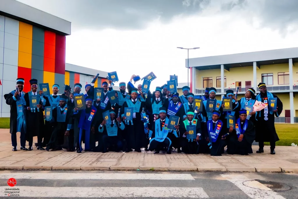 Cerimônia de entrega de títulos a estudantes de mestrado da UNIC.