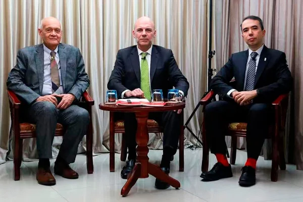 Da esquerda à direita: Professor Dr. José Luis Salas Marques; Dr. F. Álvaro Durántez e Dr. Jorge Valente.