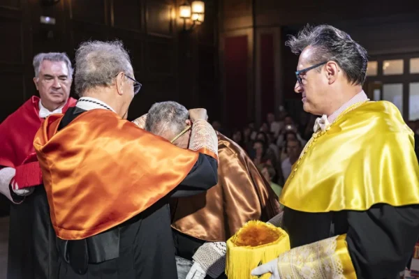 Entrega da medalha a Dr. Santos Gracia Villar.