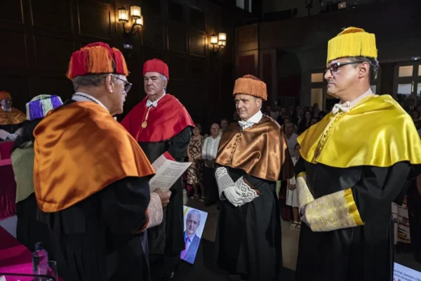 Ato de juramento de Dr. Santos Gracia como novo Membro Titular da RAED.