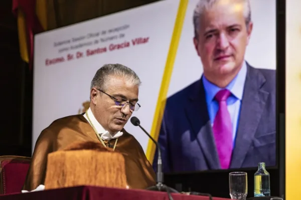 Exmo. Dr. Santos Gracia pronunciando seu discurso de ingresso, no qual expõe a visão que tem guiado o desenvolvimento da FUNIBER e reflete sobre o papel da universidade como motor de progresso social.