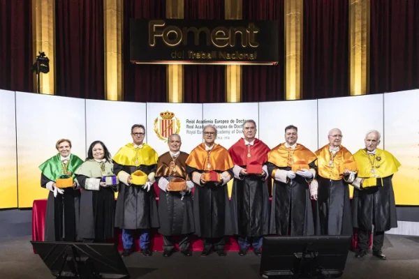 Dr. Santos Gracia Villar ao lado de membros do Conselho de Gestão da Real Academia Europeia de Doutores.